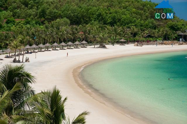 Vinpearl Luxury Nha Trang với bãi cát trắng trải dài