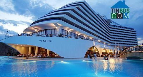 Tòa nhà thiết kế theo kiến trúc hình con tàu Titanic nổi tiếng