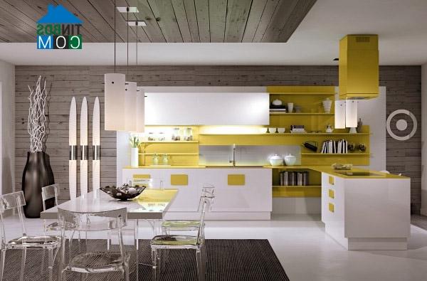 Phòng bếp này vô cùng nổi bật với những mảng tường, bàn bếp đắp màu vàng chanh. Bộ ghế ăn chất liệu nhựa trong suốt cũng là một điểm cộng thu hút cho phòng bếp này