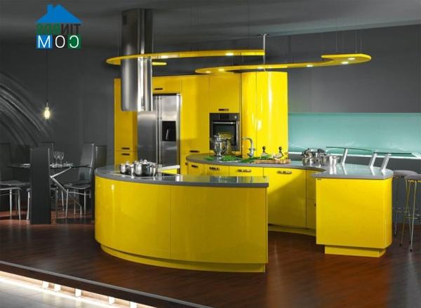 Màu vàng chanh tươi rói càng tôn lên vẻ hiện đại của căn bếp này