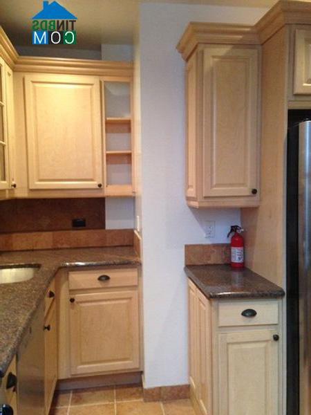 Do thiết kế không hợp lý nên phần kệ đặt ở góc nhà cạnh tủ lạnh bị bỏ không