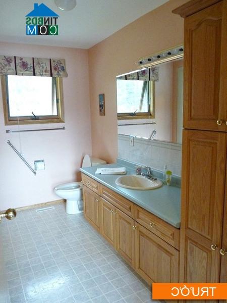 Phòng tắm theo kiểu truyền thống khá buồn tẻ với các kiểu tủ kệ, rèm cũ kỹ.