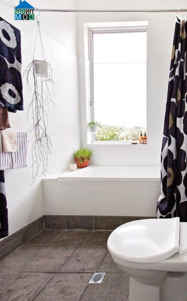 Sử dụng các vật dụng có họa tiết lớn sẽ giúp phòng tắm bớt tẻ nhạt hơn