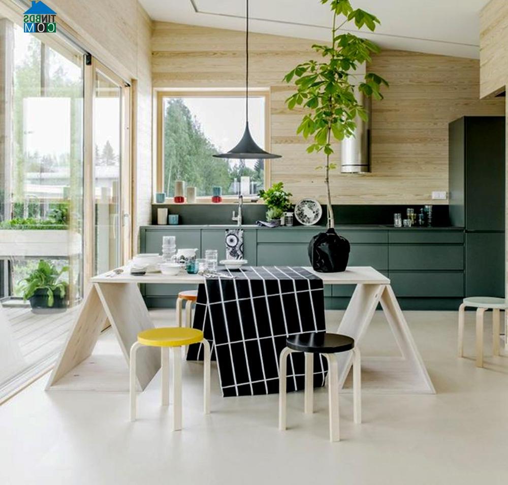 Phòng bếp với cửa kính lớn giúp lấy được tối đa ánh sáng tự nhiên