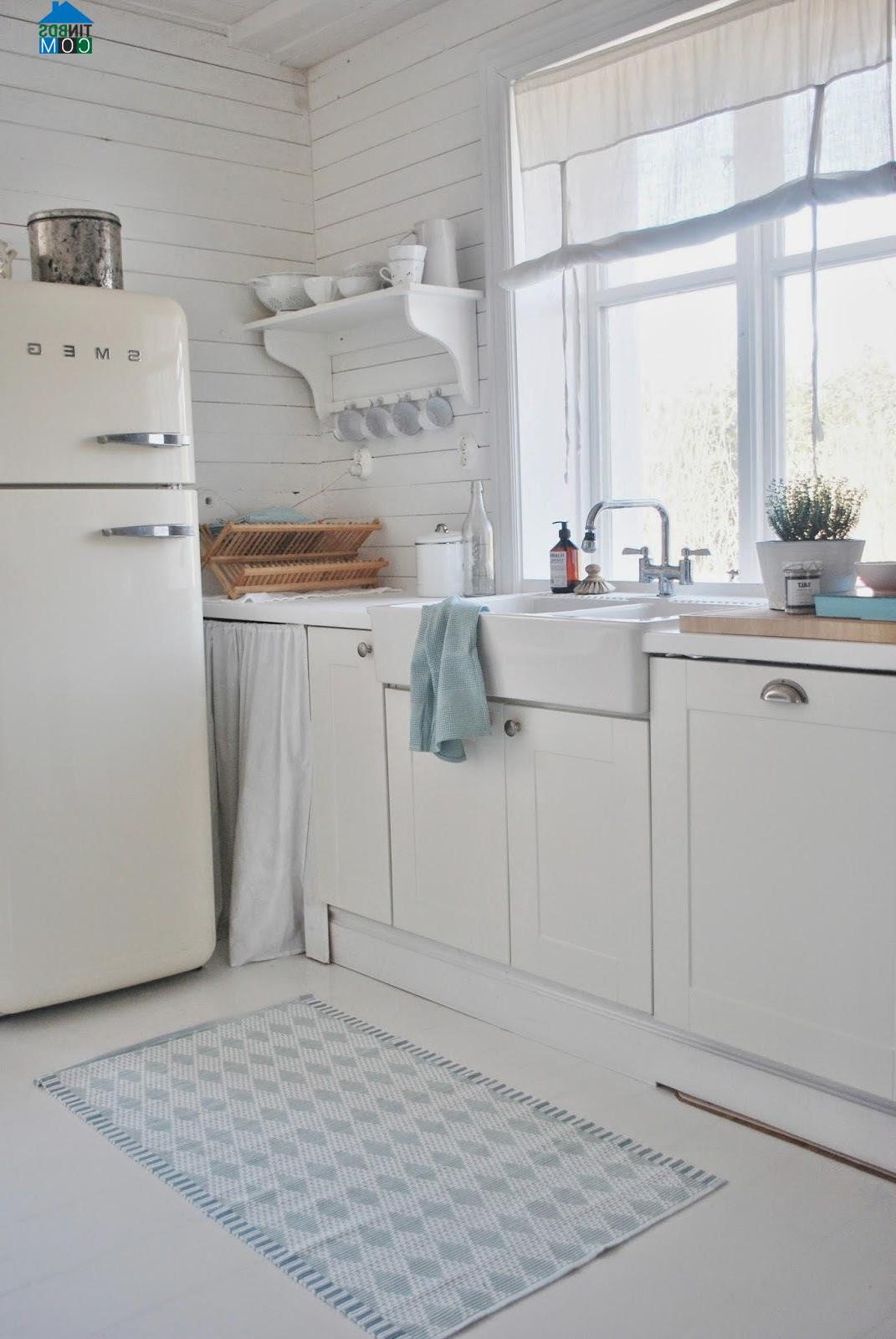 Chiếc thảm xanh trắng nhạt này rất hợp màu trắng chủ đạo của phòng bếp