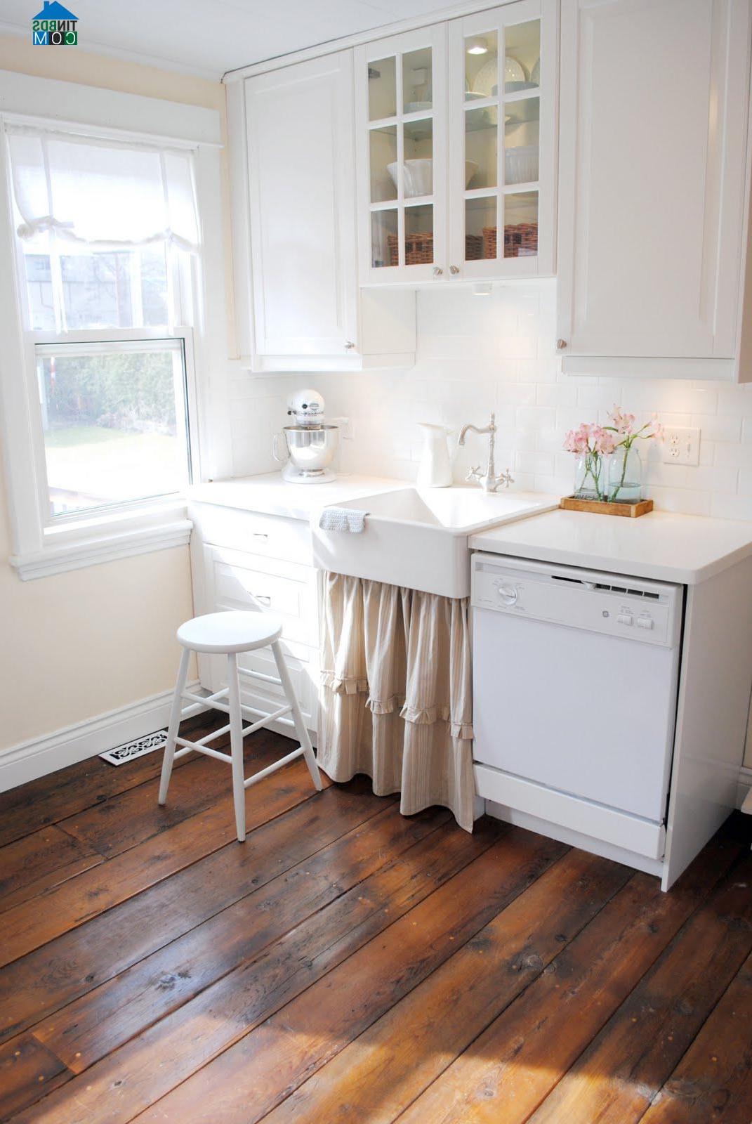 Màu nâu của gỗ sẽ giúp phòng bếp màu trắng đơn giản trở nên ấm cúng hơn