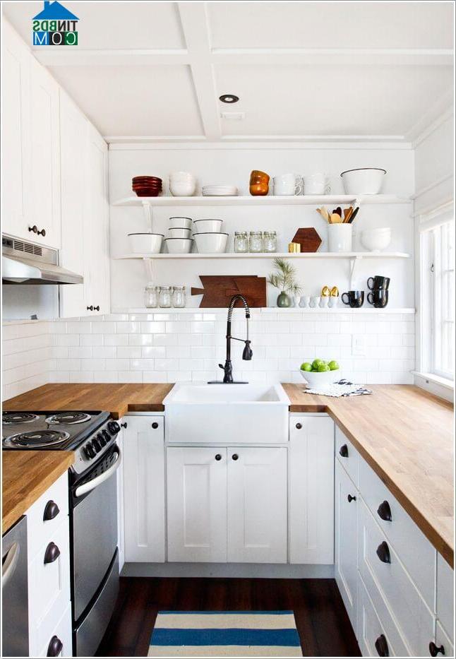 Mặt bếp bằng gỗ sẽ giúp tạo cảm giác ấm áp hơn cho phòng bếp màu trắng