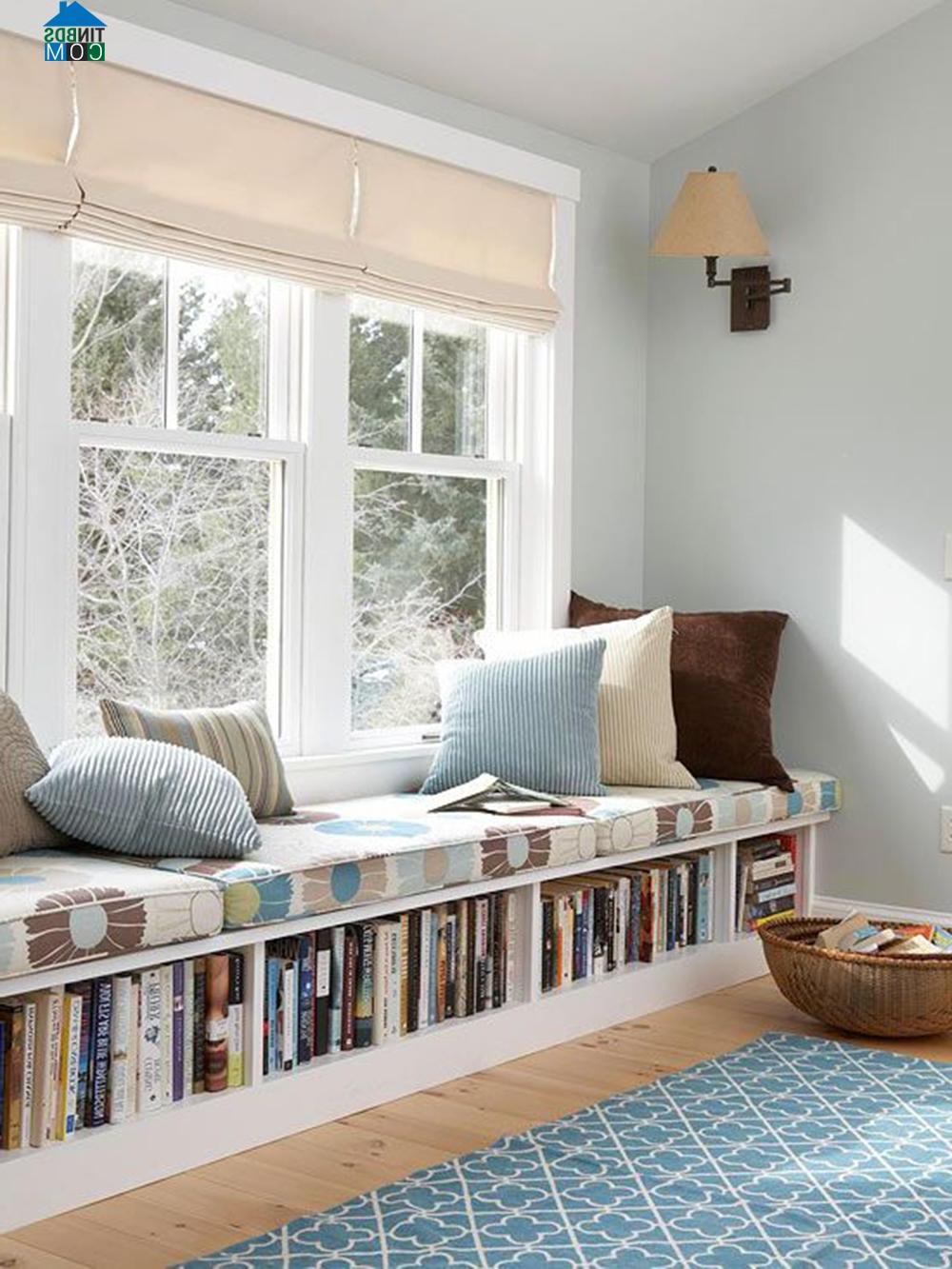 Không gian đọc sách được bố trí sát cửa sổ tràn ngập ánh sáng tự nhiên