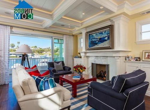 Phòng khách tươi mới với gam màu xanh nhiều cấp độ kết hợp cùng màu trắng và đỏ hợp lý
