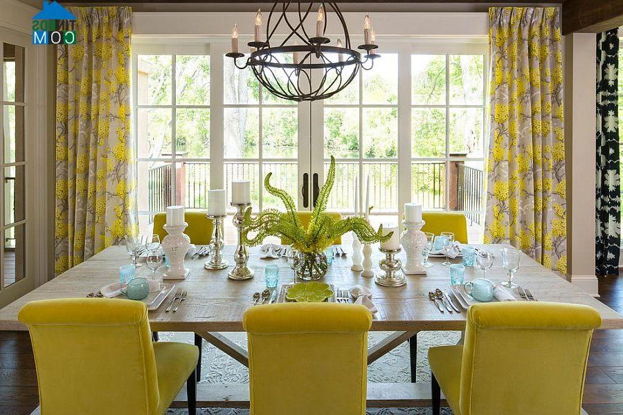 Màu vàng đóng vai trò chủ đạo trong phòng ăn vui tươi này
