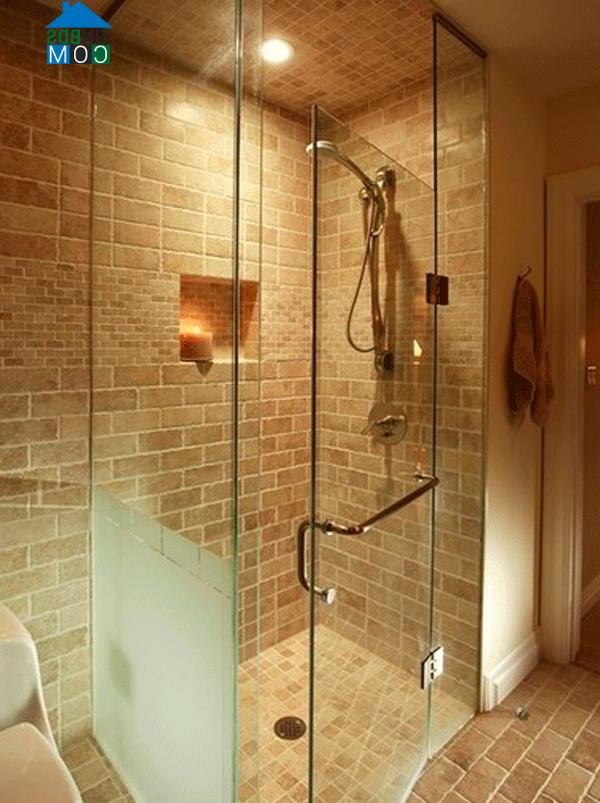 Một ý tưởng thú vị là lát toàn bộ phòng tắm bằng loại gạch cũ kỹ này. Bạn sẽ có một phòng tắm vừa hiện đại vừa truyền thống.