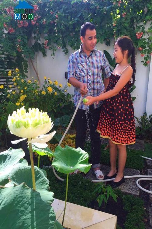 Quyền Linh cùng cô con gái lớn tên Lọ Lem tưới nước cho vườn cây
