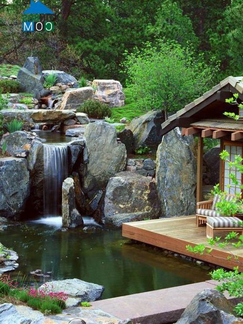 Bạn cũng có thể tạo một thác nước nhỏ để sân vườn thêm sinh động
