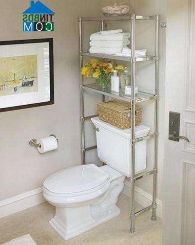 Bên trên bồn nước xả ở WC cũng có thể bố trí ngăn nhiều tầng để đồ