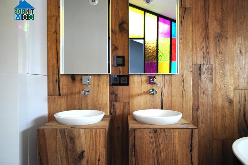 Thiết kế phòng tắm đơn giản với gỗ mộc