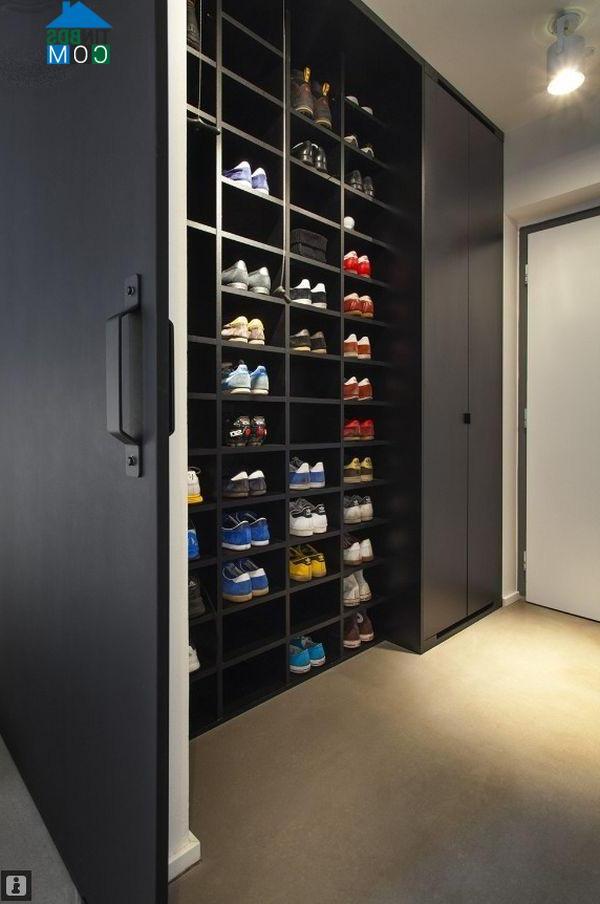 Hệ tủ kho kết hợp tủ để giầy hiện đại bố trí ở sảnh gần cửa ra vào