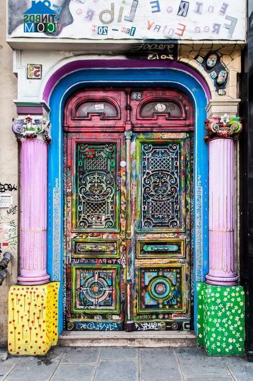 Một cánh cửa đầy màu sắc vui nhộn tại Paris, Pháp