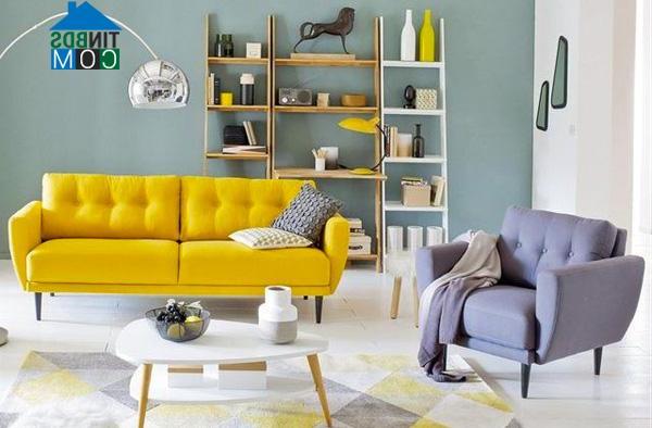 Bạn cũng có thể chọn gam màu xanh kết hợp với vàng trẻ trung cho không gian phòng khách