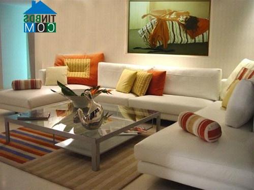 Chọn màu sắc nổi bật hoặc tương phản trang trí phòng khách để tạo điểm nhấn