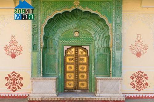 Một cánh cửa được thiết kế vô cùng nguy nga, tráng lệ tại Rajasthan, Ấn Độ