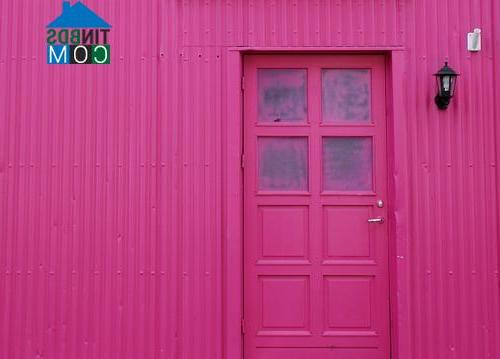Cánh cửa độc đáo được sơn màu hồng nổi bật tại Reykjavik, Iceland