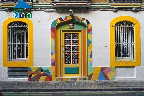 Một cánh cửa mang đậm nét truyền thống tại Barcelona, Tây Ban Nha