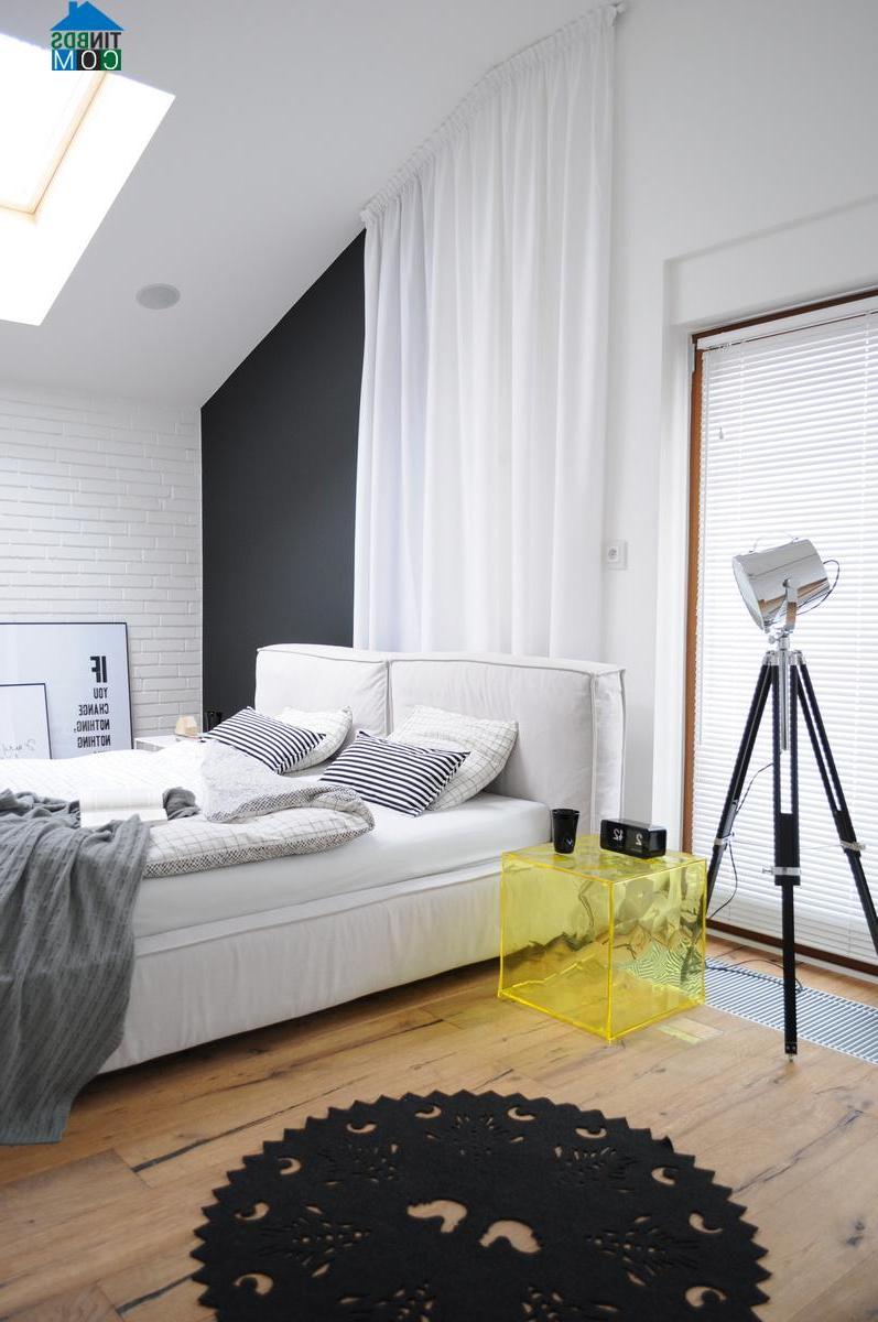 Thiết kế phòng ngủ đem đến người dùng cảm giác nhè nhàng, thoải mái. Sàn gỗ mộc đem đến cảm giác ấm áp hơn với không gian chỉ có hai gam màu đen trắng
