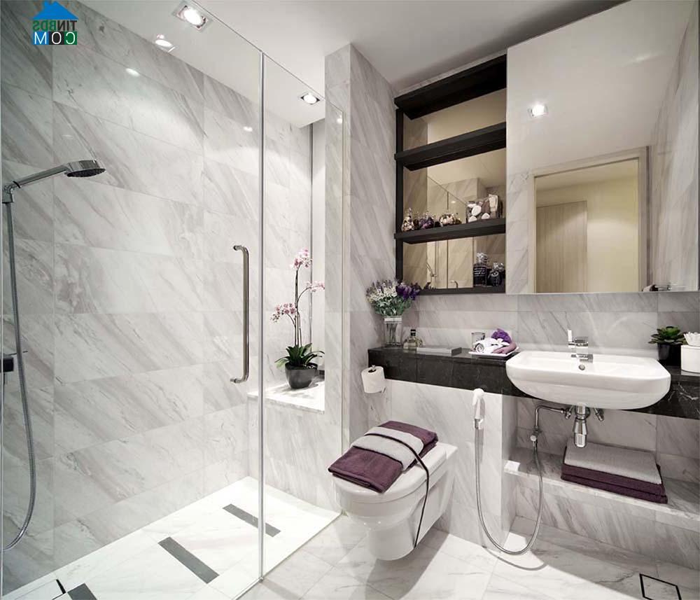 Nhà vệ sinh màu trắng - xám sạch sẽ với đồ nội thất hiện đại