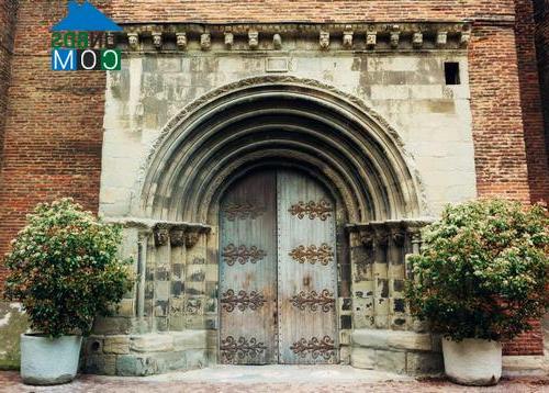 Cánh cửa mang đến một khung cảnh trong truyện cổ tích tại Pamiers, Pháp