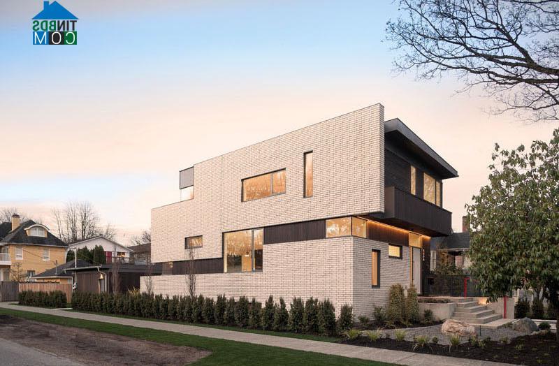 Ảnh Ngôi nhà hiện đại với mặt tiền gạch trắng ở Canada