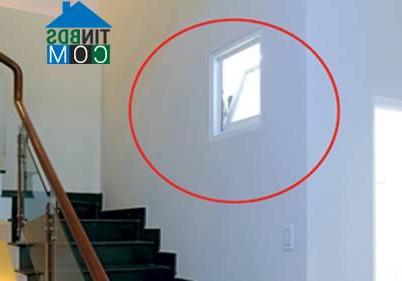 Để cửa nhà vệ sinh mở ra khoảng tường ngang tầm mắt khi lên xuống cầu thang cũng là lỗi thiết kế phổ biến