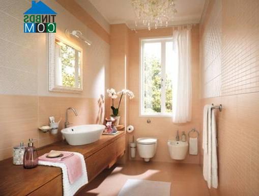 Phòng tắm là nơi có độ ẩm cao, nên chọn đèn trang trí có khả năng chịu ẩm