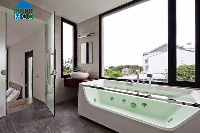 Phòng tắm trong nhà được thiết kế hiện đại và đảm bảo riêng tư