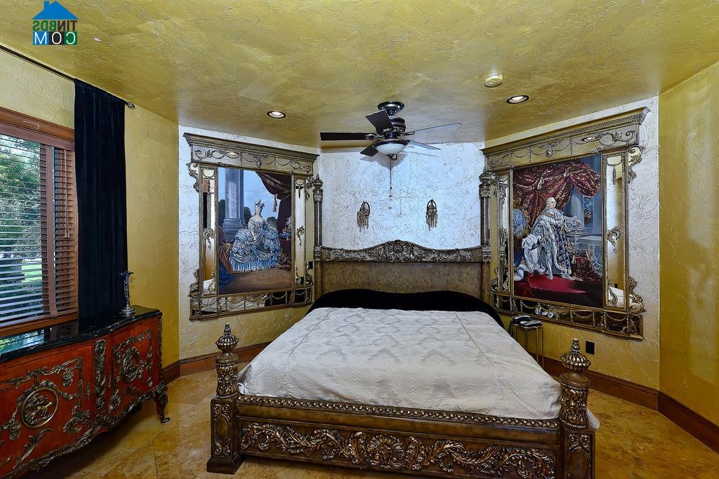 Phòng ngủ được trang trí những tác phẩm nghệ thuật xa xỉ và nổi tiếng