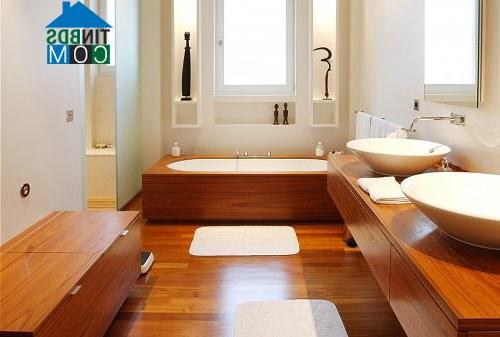 Bạn nên chọn sàn gỗ có khả năng chịu nước cho phòng tắm