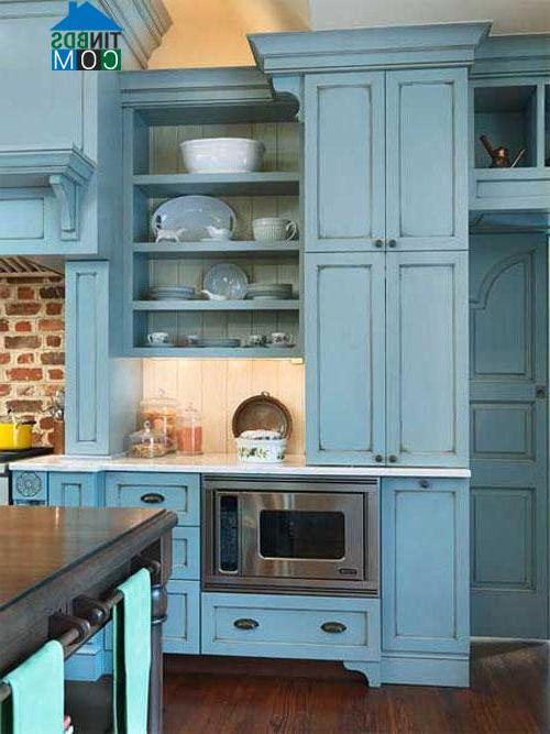 Màu xanh da trời khiến phòng bếp trở nên nhẹ nhàng, thân thuộc và gần gũi