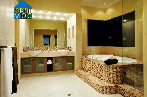 Ảnh Phòng tắm kỳ ảo với gạch mosaic thủy tinh