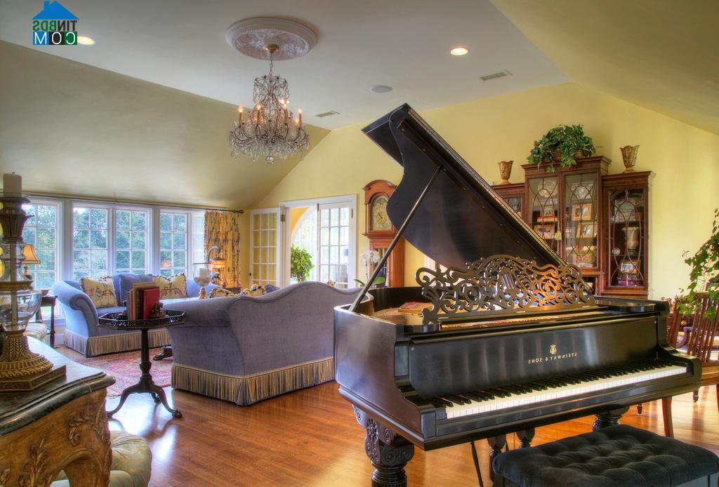 Phòng khách thứ hai của căn nhà nên thơ với cây đàn dương cầm