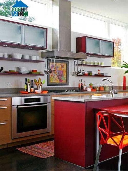 Điểm xuyết màu đỏ trong phòng bếp sẽ tạo ra không gian nổi bật và ấn tượng