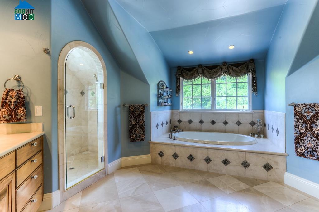 Phòng tắm là sự kết hợp hài hòa giữa gỗ và gạch men