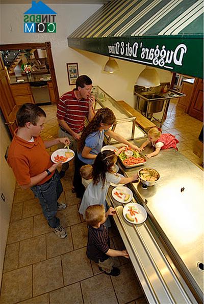 Trong bếp còn có quầy phục vụ thức ăn giống các nhà ăn tập thể