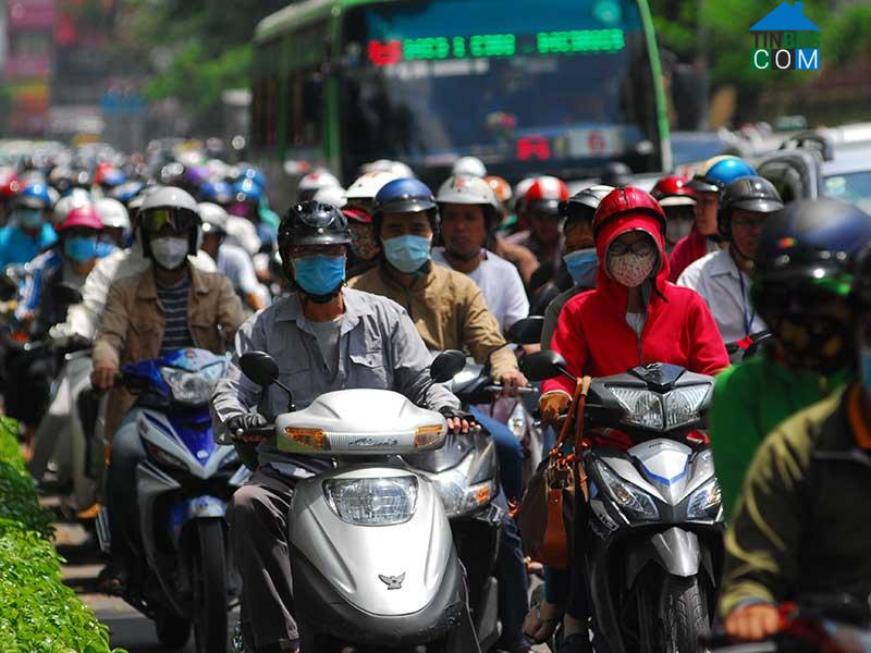 Kẹt xe thường xuyên trên đường Nguyễn Văn Cừ, quận 5, Tp.HCM. Ảnh: HTD