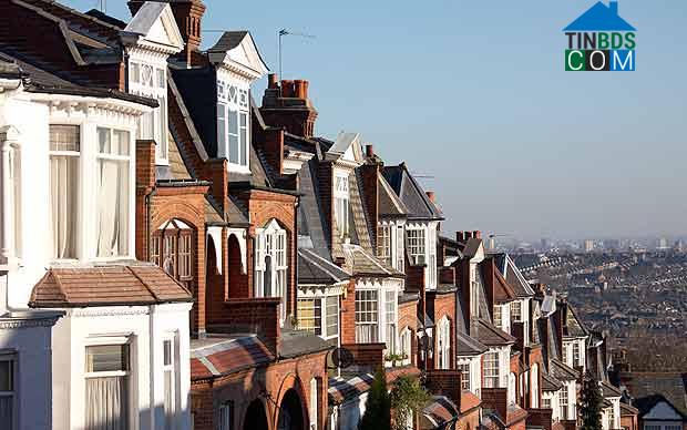 Giá thuê tăng cao gây áp lực lên người thuê nhà tại Anh (Ảnh: Telegraph)