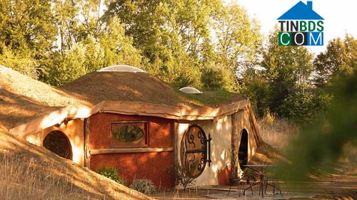 Ngôi nhà Samsaget Hobbit nằm trong một công viên xinh đẹp ở Pháp. Nơi này rất thích hợp với trẻ em đến vui chơi vào dịp cuối tuần với giá 193 bảng Anh/đêm.