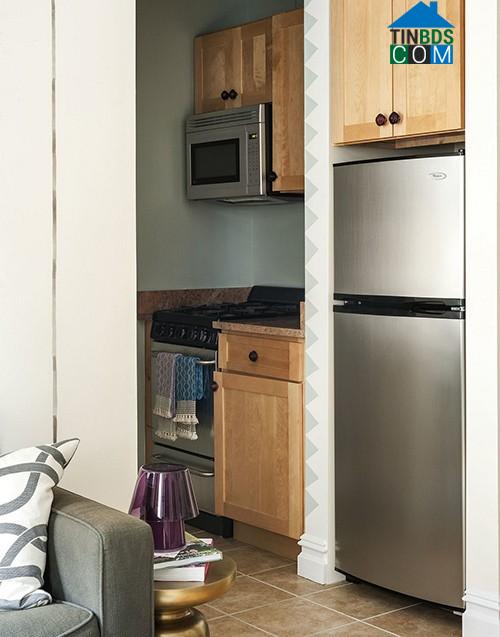 Phòng bếp đầy đủ tiện nghi mà vẫn sạch gọn. Màu gỗ nâu nhạt bổ sung thêm sự ấm cúng cho gian nhà