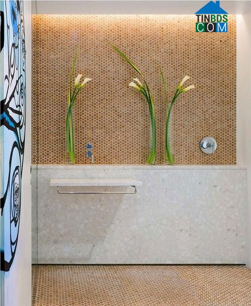 Phòng tắm thêm đẹp khi kết hợp trang trí hoa trên nền gạch tổ ong