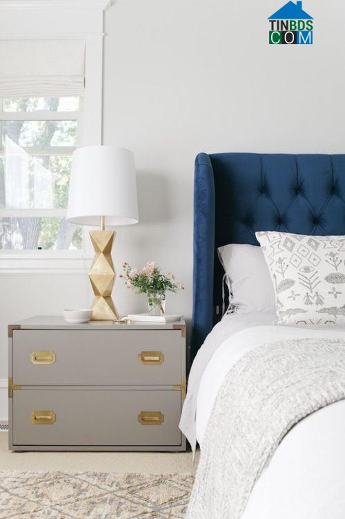 Màu xanh nổi bật giữa tông màu trắng chủ đạo của phòng ngủ