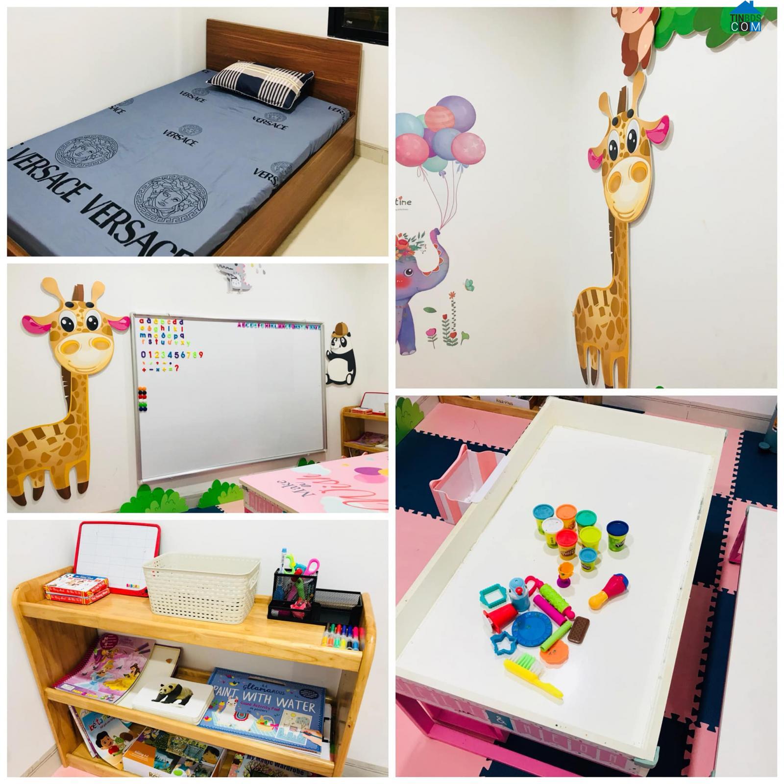 Phòng ngủ dành cho khách cũng được biến tấu thành phòng học và chơi cho các bé.