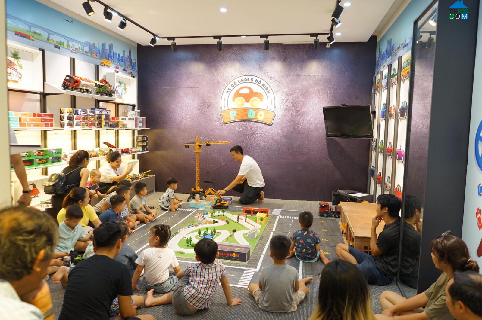 Anh Nhân tổ chức một số buổi tụ họp, mời các bé đến chơi, trải nghiệm các mô hình đồ chơi do anh thiết kế.