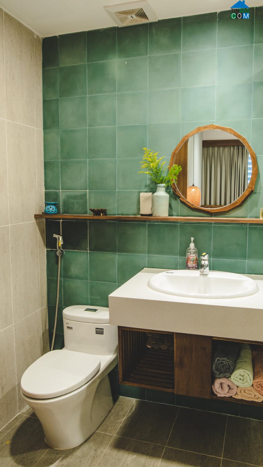 Phòng vệ sinh sử dụng gạch ốp tường tông xanh mát mắt.